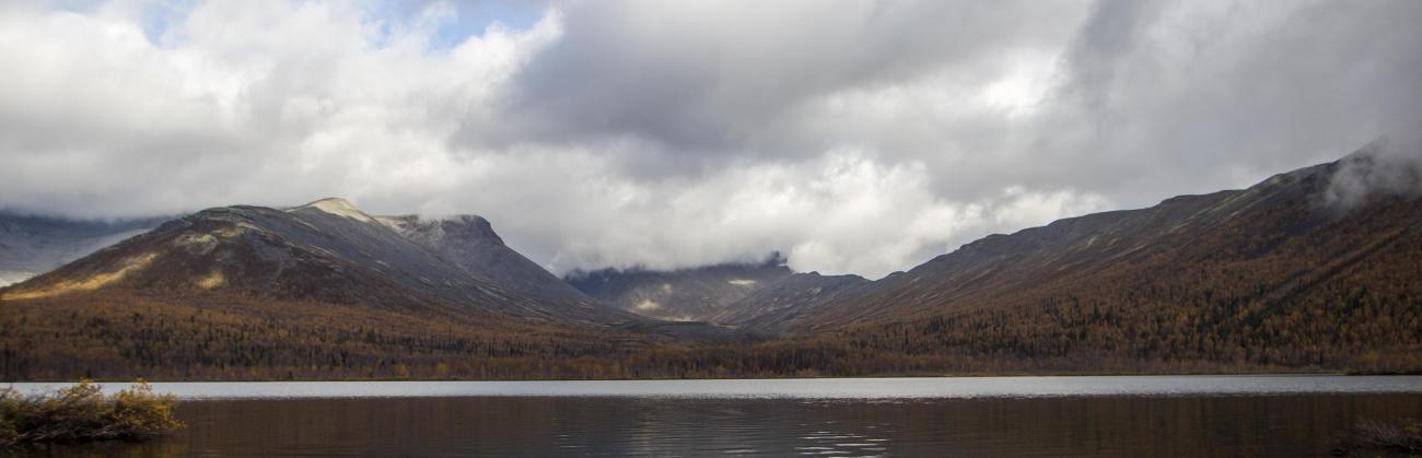 Lake Small Vud'yavr and Khibini mountains (photo by Eremenko E.)