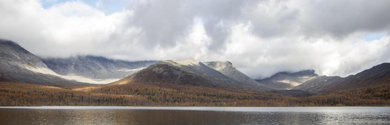 Lake Small Vud'yavr and Khibini mountains (photo by Eremenko E.)